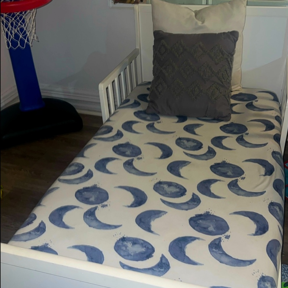 Toddler bed (mattress included)